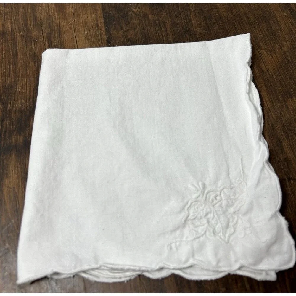 Embroidered Scalloped Cloth White Vintage Napkins Cottage Bridal Romantic Farm